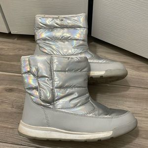 Children’s Place Snow boots Size 2